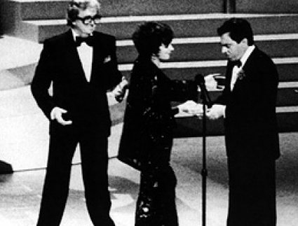 Liza Minnelli inducts Leslie Bricusse and Anthony Newley into the Hall of Fame.