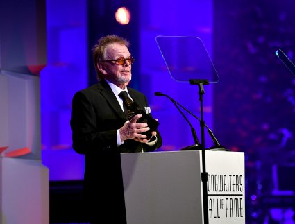Paul Williams accepting the Johnny Mercer Award