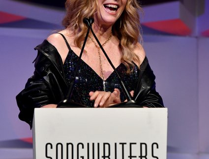 Rita Wilson presenting to Paul Williams