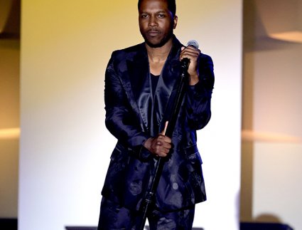 Leslie Odom Jr performing for the Isley Brothers