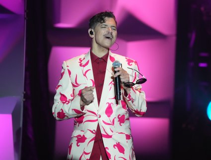 In tribute to Diane, El DeBarge performed Diane Warren's “Rhythm of the Night”