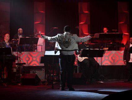 Timbaland performed with the house band