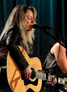 Deana Carter performs